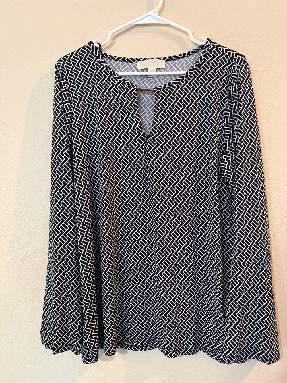 MICHAEL Michael Kors Black and White Geometric Keyhole Blouse
